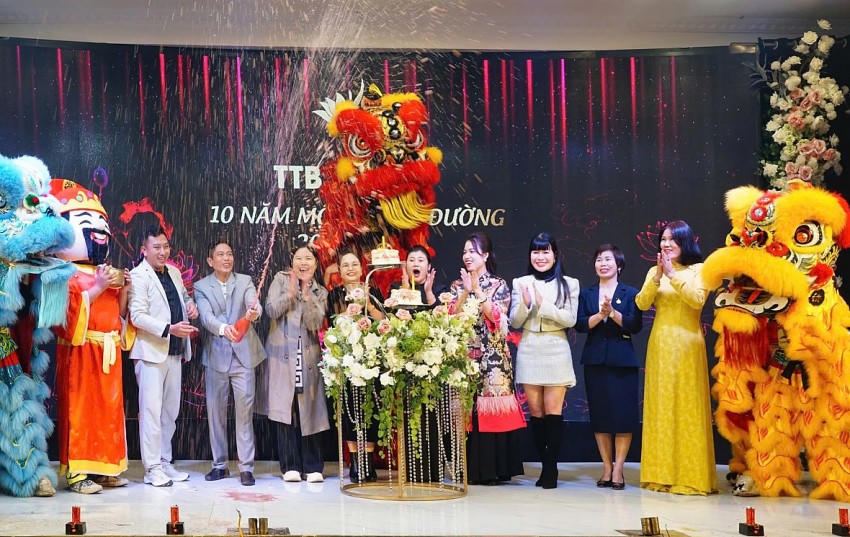 Ban lãnh đạo công ty cùng các cổ đông cắt bánh mừng sinh nhật 10 năm thành lập