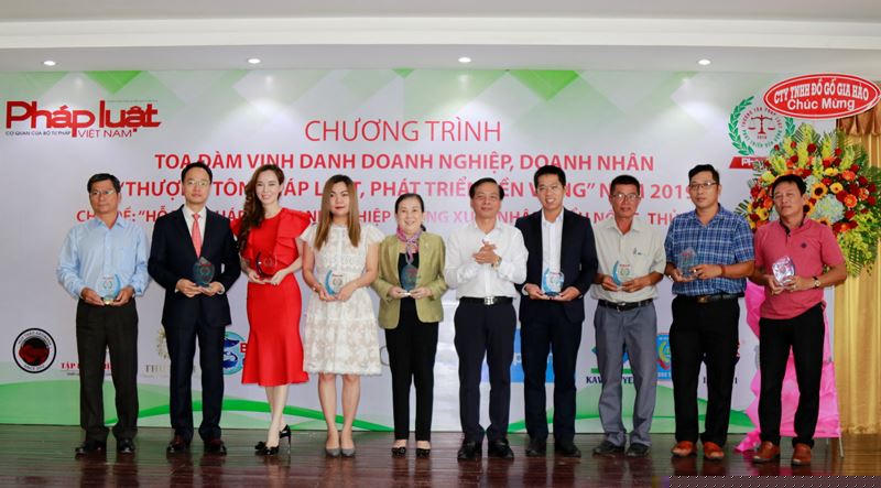 Ông Vũ Hoàng Diệp, Phó Tổng Biên tập Báo PLVN trao tặng kỷ niệm chương cho các doanh nghiệp tài trợ