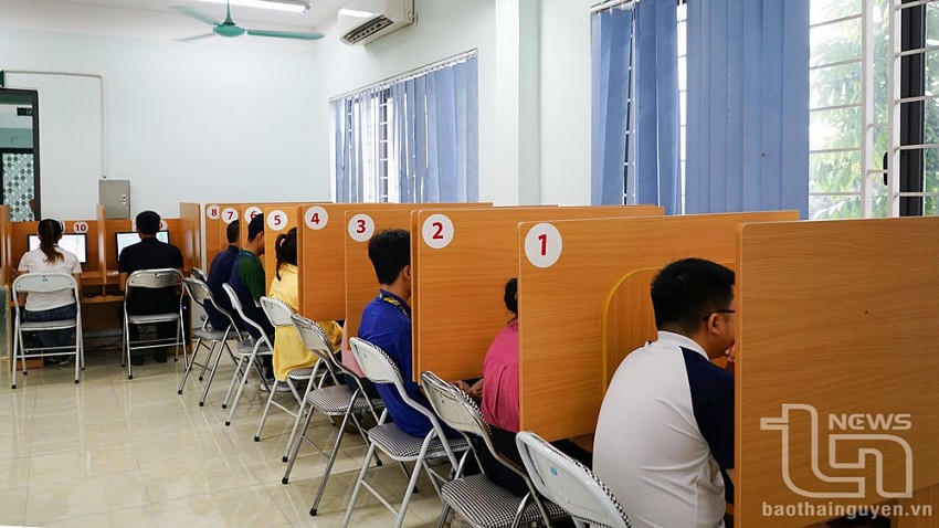 Các thí sinh làm bài thi lý thuyết (ảnh: Báo Thái Nguyên).