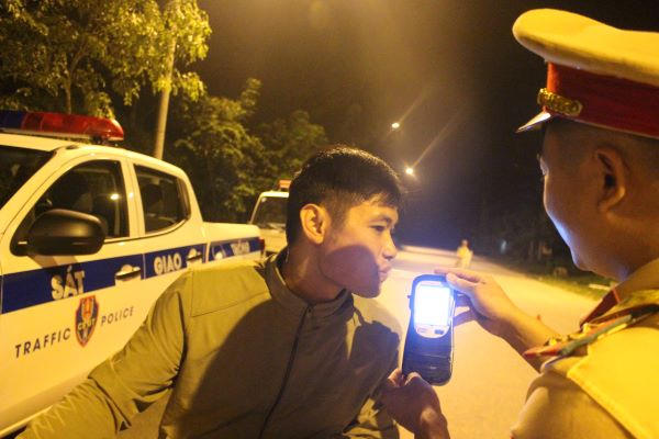 Chỉ trong khoảng thời gian ngắn tổ công tác làm nhiệm vụ, phóng viên đã ghi nhận được tất cả các phương tiện đi qua khu vực đều được CSGT hướng dẫn vào khu vực kiểm tra.