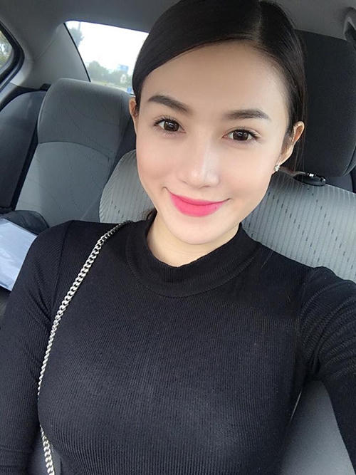 Nhan sắc xinh đẹp hiện nay của cô khiến khán giả không khỏi nghi ngờ rằng cô đã từng phẫu thuật thẩm mỹ.