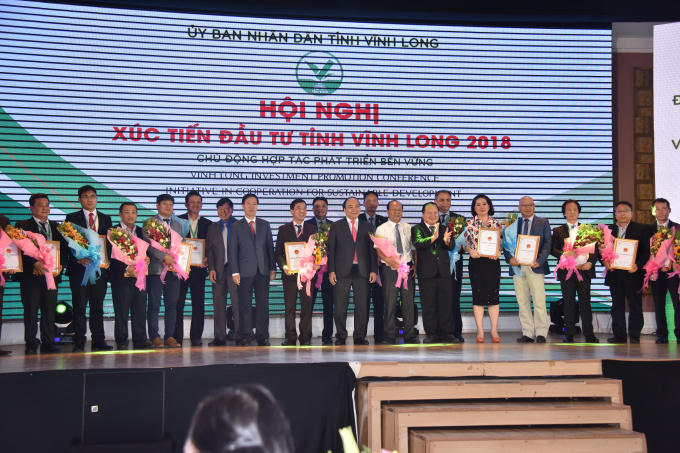 Trong khuân khổ Hội nghị, Thủ tướng đã tới dự lễ công bố và đón nhận quyết định của Thủ tướng Chính phủ công nhận thị xã Bình Minh hoàn thành nhiệm vụ xây dựng nông thôn mới. Thủ tướng Nguyễn Xuân Phúc đã dự lễ khánh thành công trình nâng cấp Bệnh viên đa khoa tỉnh Vĩnh Long có tổng mức vốn đầu tư trên 968 tỷ đồng. Tại đây, Thủ tướng đồng ý dành khoản vay ODA giai đoạn 2 từ Chính phủ Áo để đầu tư trang thiết bị cho bệnh viện.