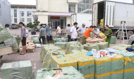 Công an tỉnh Hà Tĩnh bắt giữ xe tải chở hàng “lậu” với số lượng lớn. (Ảnh: báo Dân trí)