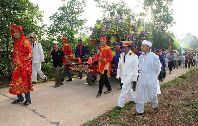 Dòng người nối dài đưa tiễn những nạn nhân xấu số về nơi an nghỉ