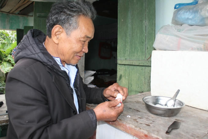 Xót xa hơn, ông Nhiễm kể với chúng tôi rằng, hàng ngày để các con ngủ, mình có thể vào trong dọn dẹp được, ông phải trộn thuốc ngủ vào bát cơm của con.