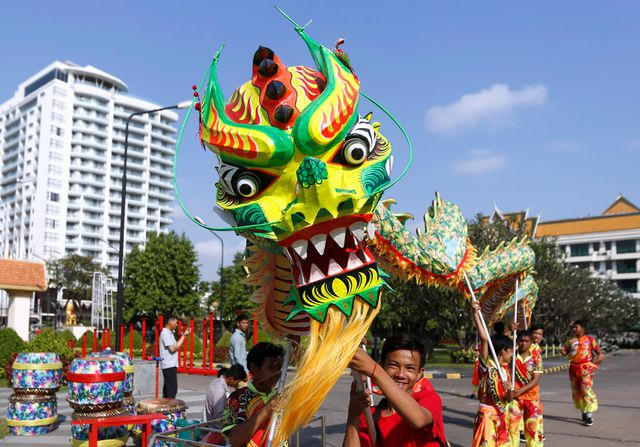 Biểu diễn múa lân tại Phnom Penh, Campuchia chào đón Tết Nguyên đán. (Ảnh: Reuters)