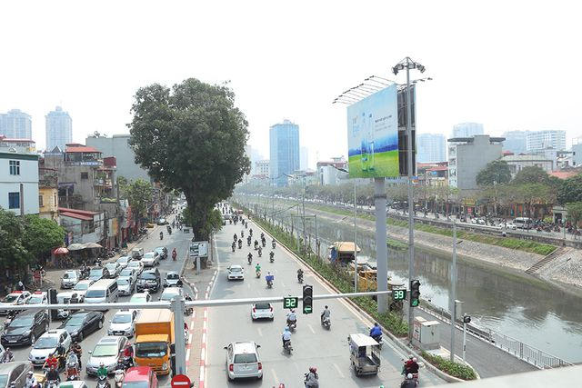 Hệ thống đèn cảnh báo, điểm dừng xe bus cũng đã được lắp đặt.