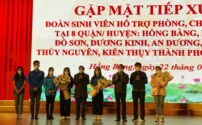 Lãnh đạo TP động viên đại diện các sinh viên tham gia phòng chống dịch.