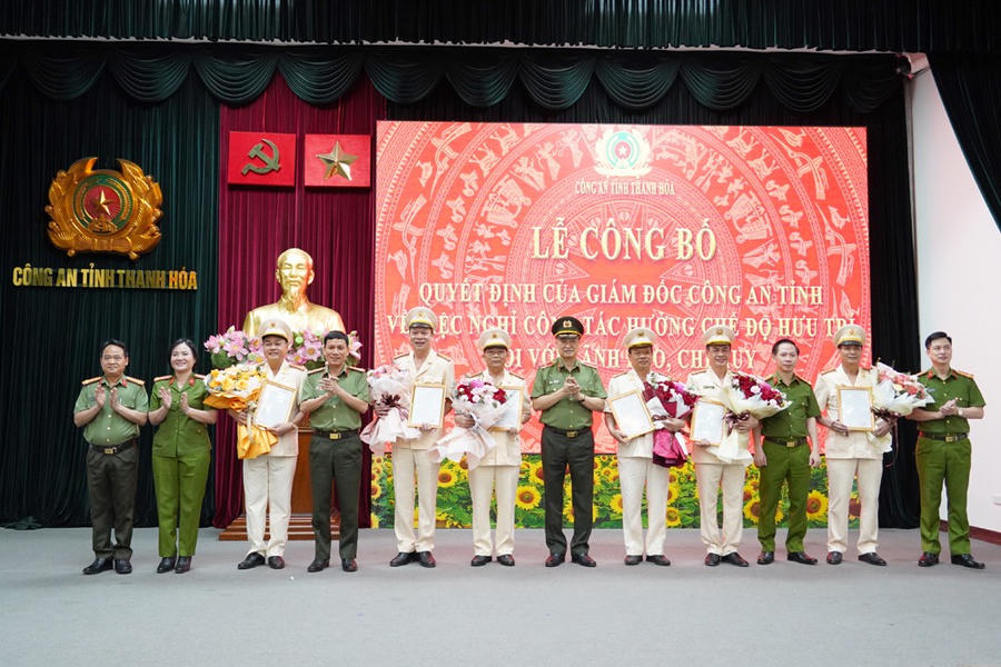 Giám đốc, các Phó Giám đốc Công an tỉnh chúc mừng các cán bộ nghỉ hưu, nghỉ chờ hưu trước hạn tuổi. (Ảnh: CATH)