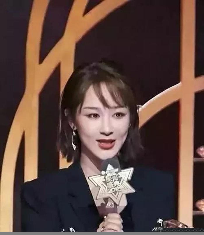 Dương Tử bị chê vai u thịt bắp khi đụng hàng với mỹ nhân Hoa Ngữ khác ảnh 2