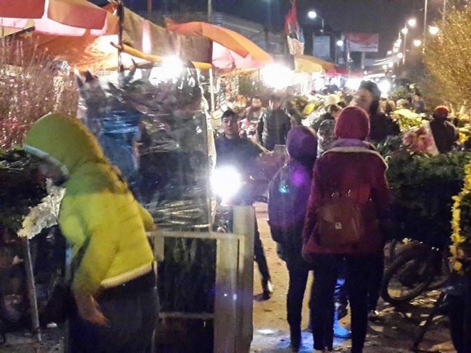 Tờ mờ sáng, những xe hoa lại theo chân những gánh hàng rong len lỏi khắp các phố phường Hà Nội.