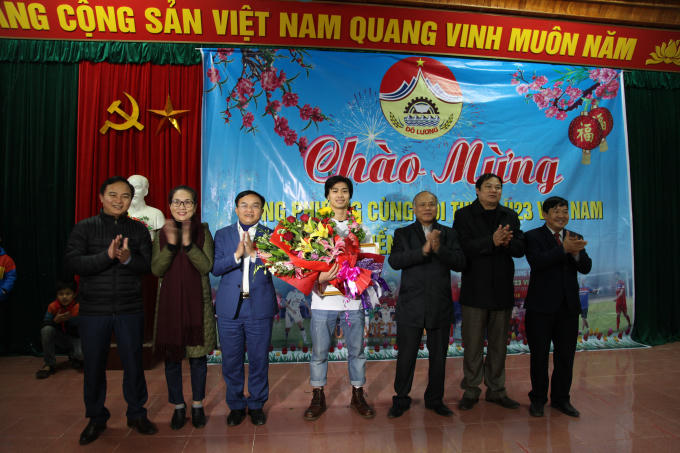 Với những thành tích của mình Công Phượng được UBND huyện Đô Lương tặng giấy khen.