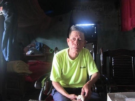 Ông Tý bật khóc khi nói về những người con yếu mệnh.