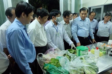 Ông Huỳnh Đức Thơ (chủ tịch UBND TP Đà Nẵng) vừa qua đột xuất kiểm tra tại chợ đầu mối vào lúc 1 giờ sáng. Ảnh: Lê Phi