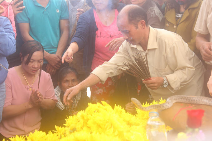 Qùy lạy, cúng bái xem rắn như "thần linh".