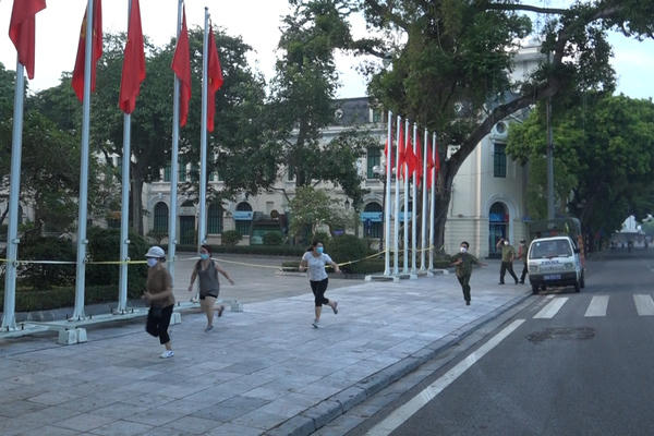 Phạt 8 triệu đồng đối với 4 người phụ nữ đi thể dục, gặp công an đã bỏ chạy. (Ảnh: VietnamNet)