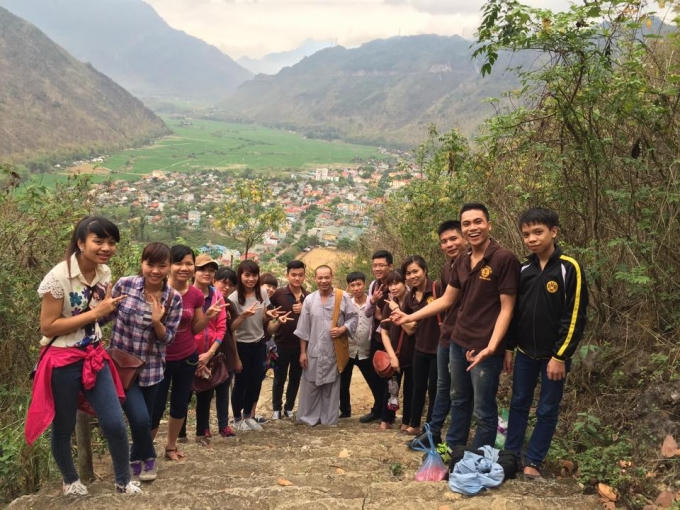 Sư thầy Thích Bản Ninh và những thanh niên trẻ tuổi, nhiệt huyết của phong trào từ thiện tại chùa Đoan Khuê.