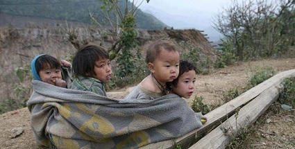 Bốn đứa trẻ không có áo ấm, phải quấn chăn chống trọi với cái lạnh -4 độ C.