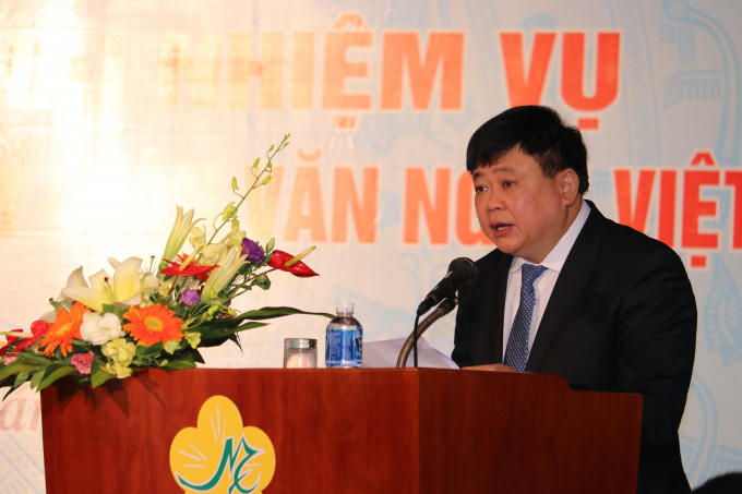 Phó Giáo sư, Tiến sĩ Nguyễn Thế Kỷ, Ủy viên Trung ương Đảng, Chủ tịch Hội đồng Lý luận, phê bình văn học nghệ thuật Trung ương, phát biểu khai mạc hội nghị.