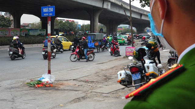 Chỉ đến khi phát hiện có sự xuất hiện của lực lượng công an, những người này mới vội vã quay đầu xe để tránh bị xử phạt. Điều này gây nguy hiểm cho chính bản thân họ và những người tham gia giao thông theo đúng luật.