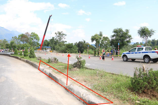 Vụ tai nạn thảm khốc giữa xe bồn và xe khách xảy ra sáng 15/9 trên quốc lộ 4D thuộc địa phận huyện Tam Đường tỉnh Lai Châu. Đến thời điểm hiện tại nguyên nhân vụ tai nạn vẫn đang được cơ quan chức năng điều tra làm rõ. Hiện trường còn lưu lại nhiều dấu vết, dải phân cách bị hư hỏng.