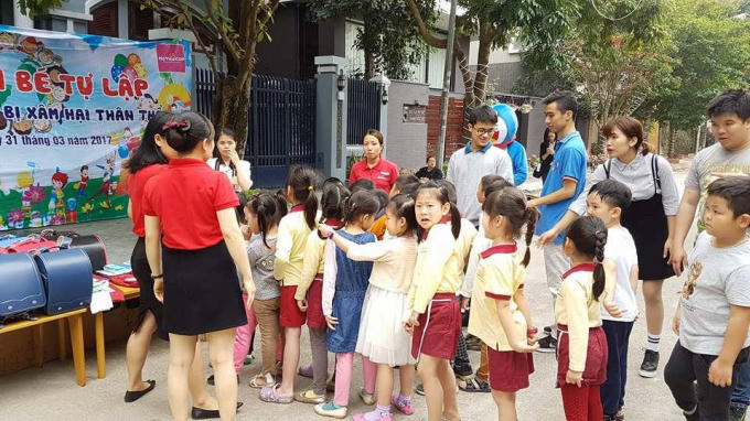 Các bé được các bạn trẻ TP Hải Phòng hướng dẫn tham gia các nội dung trong chương trình.