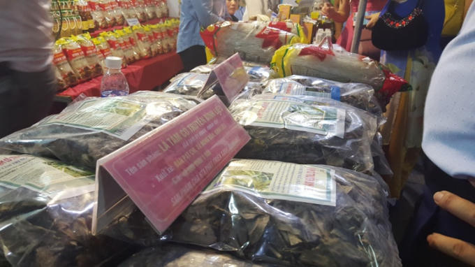 Một số mặt hàng tiêu biểu được giới thiệu ở các gian hàng tại đêm khai mạc.
