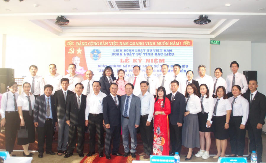 Đoàn Luật sư tỉnh Bạc Liêu, chụp ảnh lưu niệm với Tiến sĩ Đào Ngọc Chuyền - Phó Chủ tịch Liên Đoàn Luật sư Việt Nam, Chủ nhiệm Đoàn Luật sư thành phố Hà Nội; Đoàn Luật sư các tỉnh và lãnh đạo Sở Tư pháp Bạc Liêu.