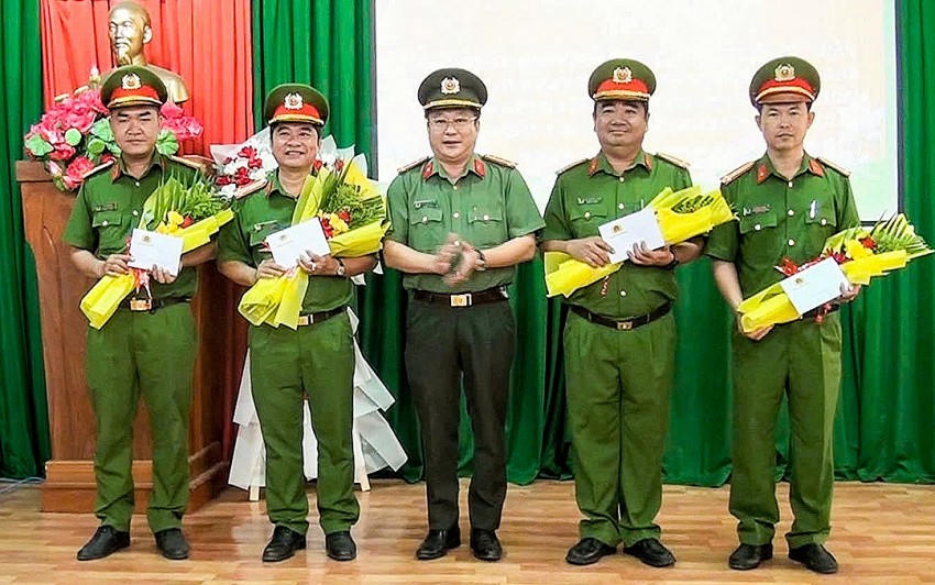 Đại tá Lâm Phước Nguyên trao thưởng nóng cho các tập thể, cá nhân phá nhanh vụ trọng án