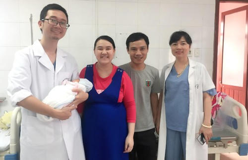 Niềm hạnh phúc của vợ chồng chị Thu khi em bé chào đời. Ảnh: BV.