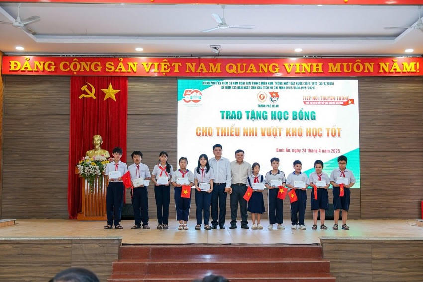 Các phần quà nghĩa tình trao đến các gia đình chính sách cùng các em thiếu nhi có hoàn cảnh khó khăn.