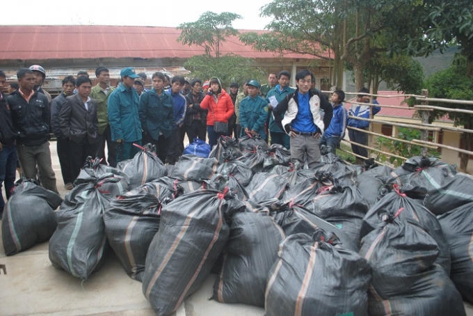 Những món quà ý nghĩa đến với người dân bản Huồi Lê (ảnh Duy Ngợi).