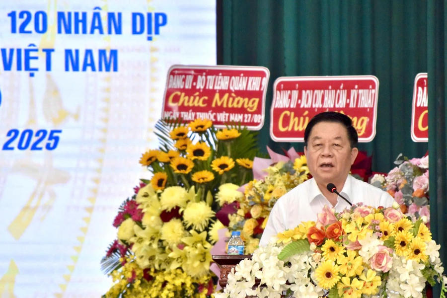Trưởng Ban Tuyên giáo và Dân vận Trung ương Nguyễn Trọng Nghĩa đã chúc mừng ngày Thầy thuốc Việt Nam tại Bệnh viện Quân y 120
