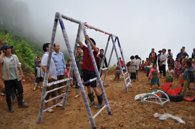 Lắp s&acirc;n chơi cho c&aacute;c em học sinh ngh&egrave;o.