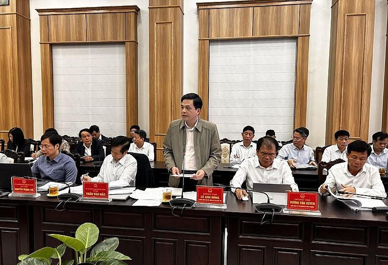 Giám đốc Sở KH & Đầu tư tỉnh Hải Dương Lê Anh Dũng báo cáo tại phiên họp.