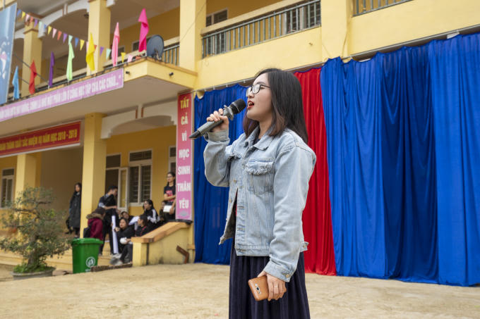 Chương trình văn nghệ “Tết cho em” chính thức được bắt đầu vào lúc 14h15p dưới sự dẫn dắt duyên dáng của MC Hà My.