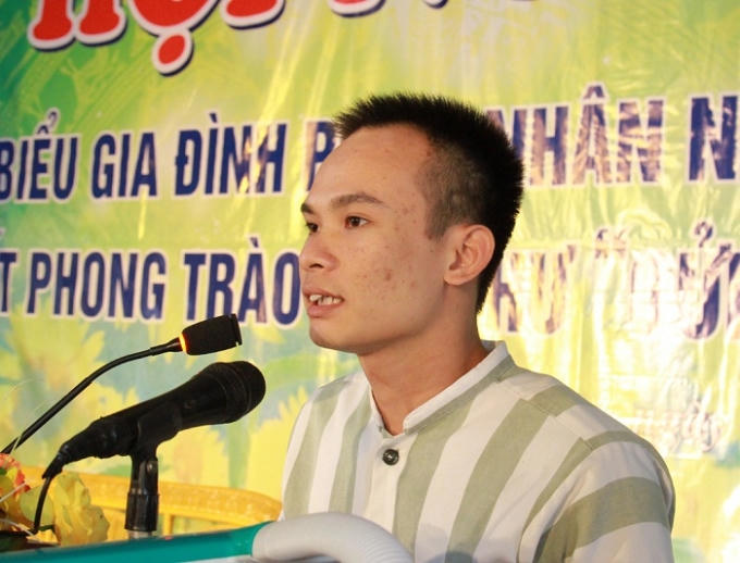 Nhiều lần bức thư xin lỗi bố mẹ của Duyệt bị ngắt qu&atilde;ng v&igrave; sự x&uacute;c động của thanh ni&ecirc;n n&agrave;y.