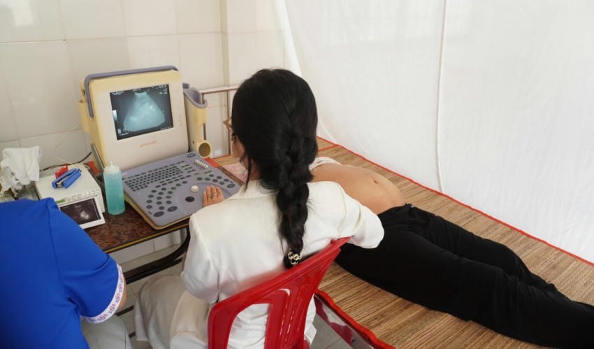 Các y, bác sĩ Bệnh viện Quân y 120 thực hiện khám cho người dân. Ảnh: Ngọc Cường