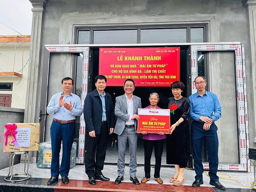 Phó Giám đốc Sở Nội vụ, Lê Mạnh Cường chụp ảnh lưu niệm cùng Đoàn công tác và gia đình bà Chắt.