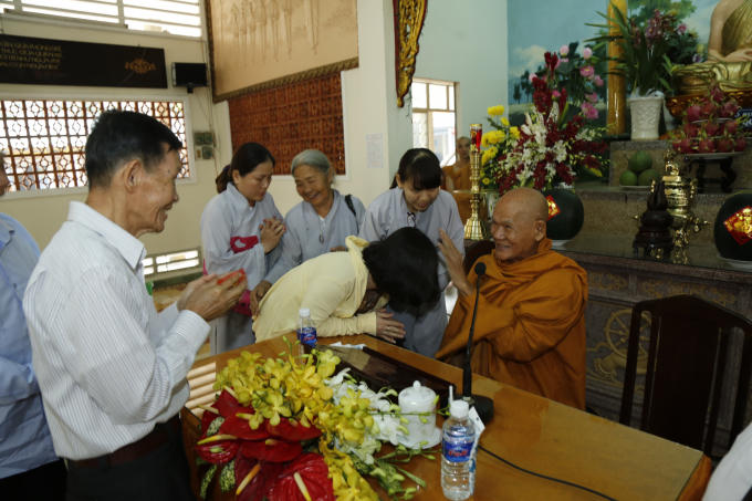 Được các Hòa thượng lớn tuổi lì xì chúc mừng đầu năm trong niềm vui hoan hỉ.