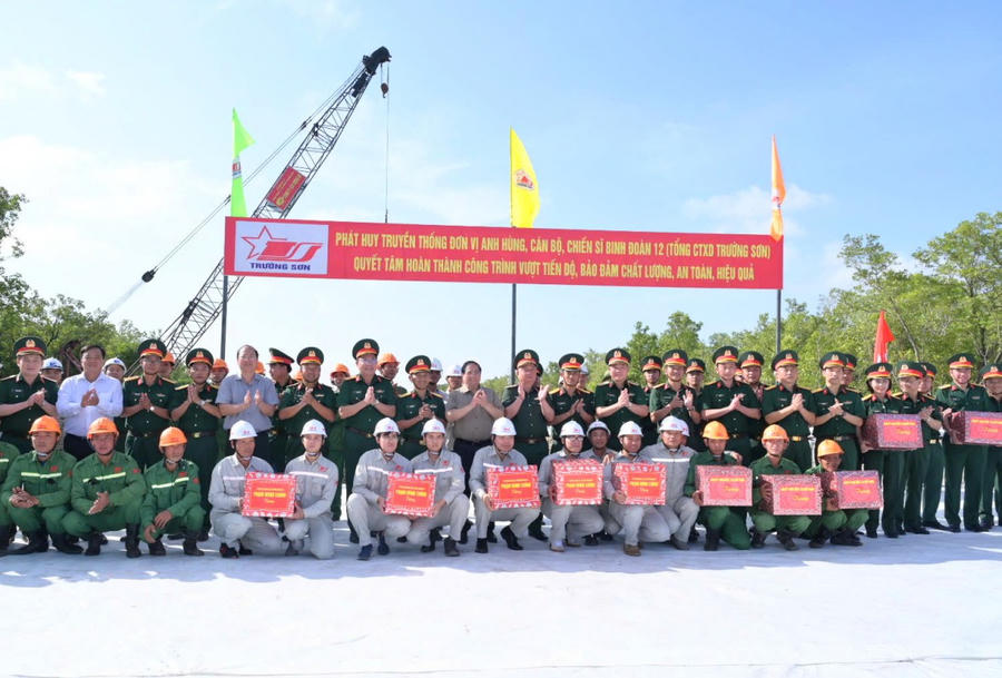 Thủ tướng Phạm Minh Chính và đoàn công tác tặng quà các chủ đầu tư, đơn vị thi công các dự án chiến lược quốc gia tại xã Đất Mũi (Ảnh: Tâm Đông).