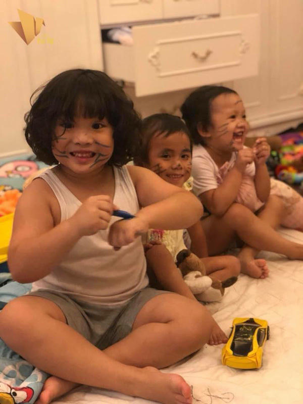 Pàng hạnh phúc bên gia đình mới của mình. Ảnh: NVCC