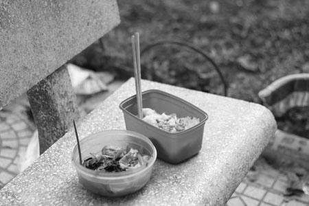 Bữa cơm đạm bạc của hai mẹ con. Đó là thành quả của việc hai mẹ con đi nhặt ve chai, vỏ lon bán lấy tiền mua được