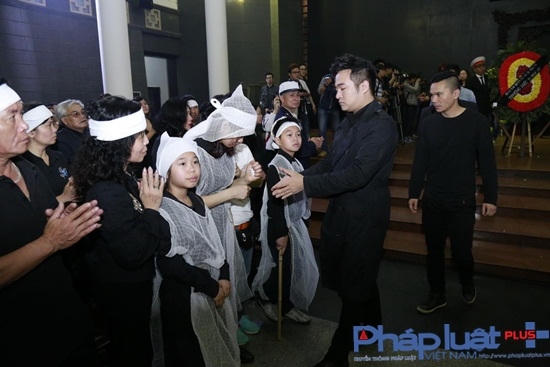 Ca sĩ Minh Quân đến động viên và chia sẻ cùng vợ con người anh thân thiết của mình. Hôm qua, nam ca sĩ đã tất bật để làm MV