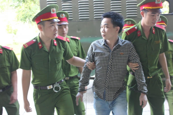 Trần Xuân Vinh thất thần trước ống kính phóng viên.
