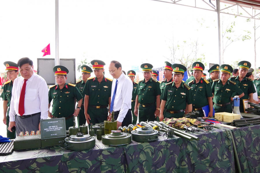Ông Nguyễn Hồ Hải - Bí thư Tỉnh ủy Cà Mau (áo trắng bên phải) và ông Phạm Thành Ngại - Phó Bí thư Tỉnh ủy, Chủ tịch UBND tỉnh Cà Mau cùng các đại biểu tham quan các mô hình học cụ của các đơn vị.