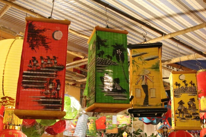 Những chiếc lồng đèn có in chi tiết con người và quê hương Việt Nam. Những chi tiết thôn quê, giản dị nhưng rất cuốn hút bởi chất mộc mạc của nó.