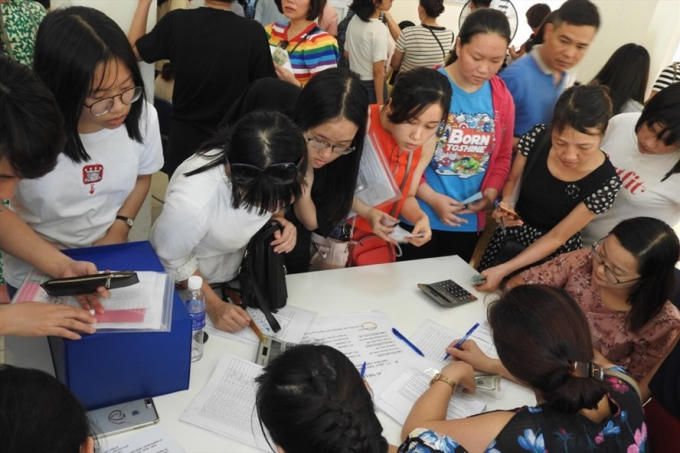 Phụ huynh chen chân nộp hồ sơ nhập học cho con vào lớp 10. Ảnh: Đình Tuệ