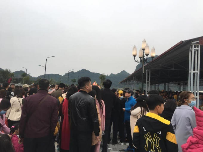 Theo lịch, lễ hội chùa Tam Chúc được tổ chức vào ngày 12 thang Giêng hàng năm để nhân dân và phật tử có dịp về chiêm bái. Năm nay, lễ hội chùa Tam Chúc sẽ chính thức bắt đầu vào ngày 5-2, tức 12 tháng Giêng âm lịch.    Mặc dù, còn hơn 1 tuần nữa mới tới chính lễ, thế nhưng từ ngày 3 Tết (27-1), hàng vạn du khách đã đổ về Khu du lịch Tam Chúc để du xuân, chiêm ngưỡng kỳ qua này rất đông.
