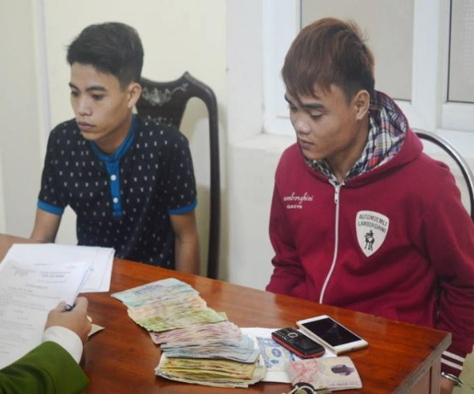 Trần Đình Đức và Nguyễn Văn Đạt cùng tang vật cướp được tại cơ quan điều tra.